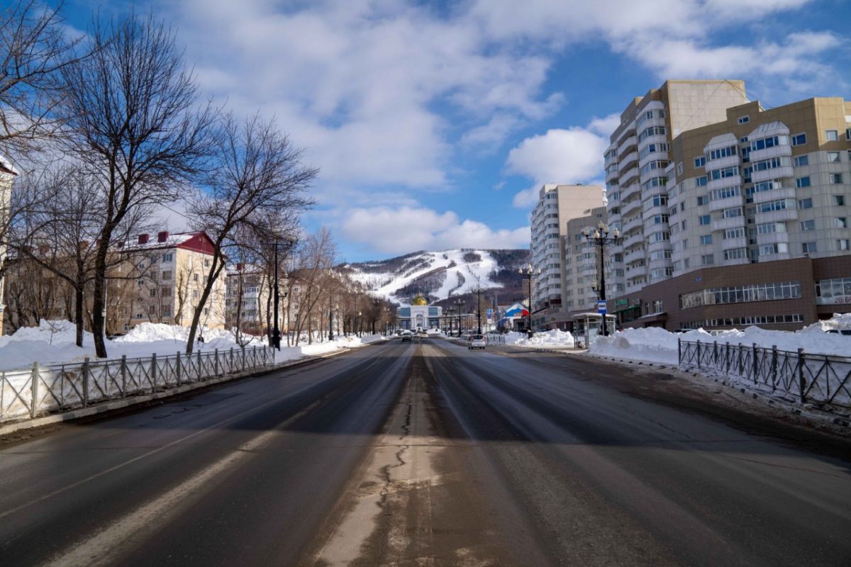 Южно сахалинск проспект. Южно-Сахалинск улица мира. Проспект Победы зима. Южно-Сахалинск проспект мира. Мира Победы Южно-Сахалинск.