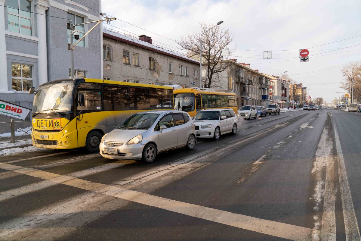 Южно-Сахалинск продолжают очищать от мусора и остатков снега