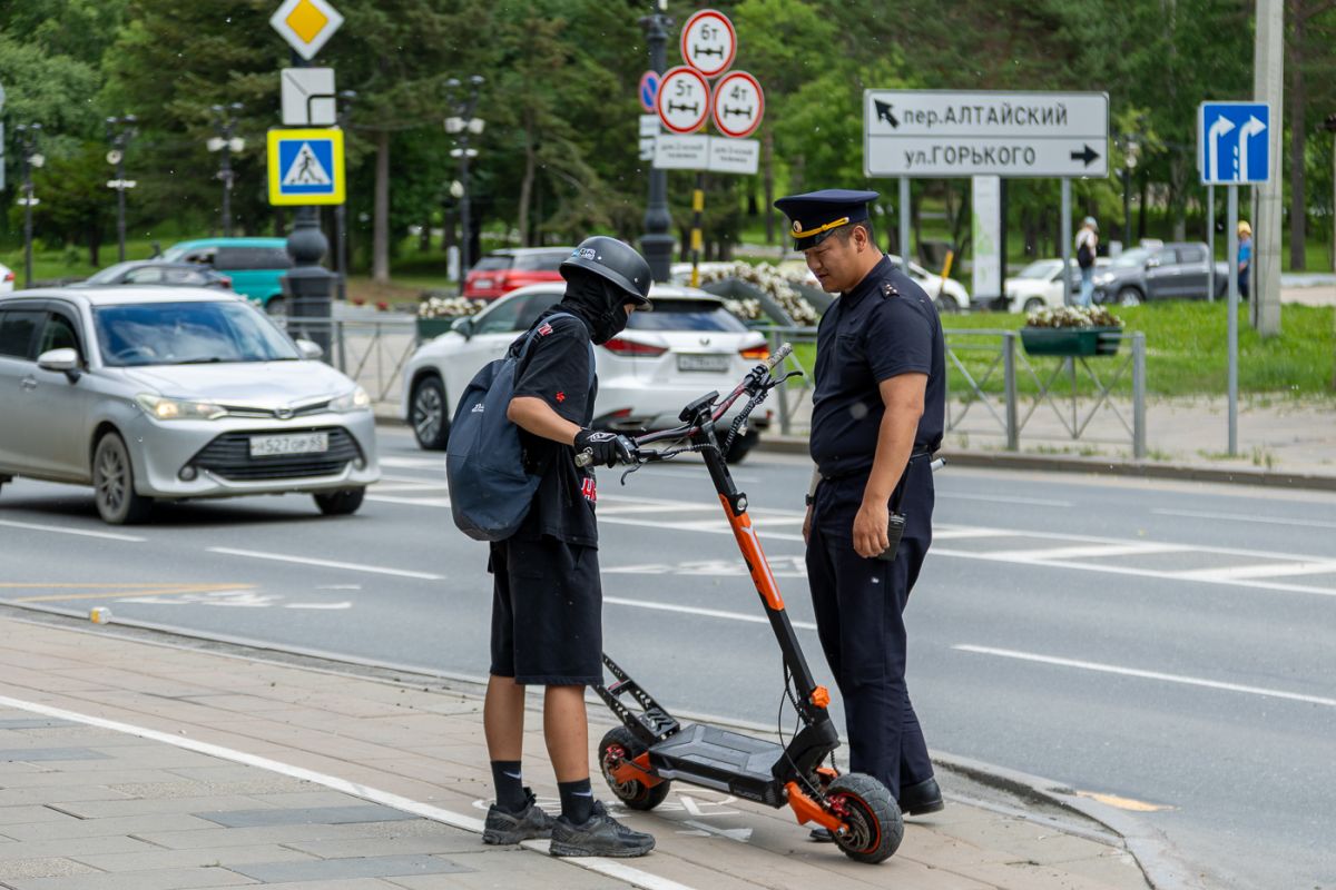 В Южно-Сахалинске усилен контроль за соблюдением правил дорожного движения пользователями электросамокатов